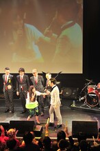 第5戦「ももクロ VS. ファンキー」より。在日ファンクに4月のワンマンライブで披露するソロ曲を作ってほしいと直談判する有安杏果。