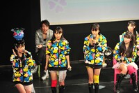 第6戦「ももクロ VS. コメディ」の様子。