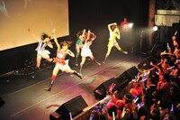 第6戦「ももクロ VS. コメディ」の様子。