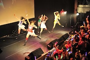 第6戦「ももクロ VS. コメディ」の様子。