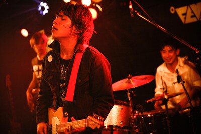 写真は2月2日に東京・新代田FEVERで行われた自主企画イベント「our world」でのSISTER JETのライブの模様。