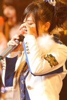 涙を流す秋田恵里。