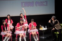 第7戦「ももクロ VS. 国際情勢」より。テレビでもおなじみのファッションで登場した渡部陽一。