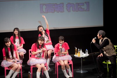 第7戦「ももクロ VS. 国際情勢」より。テレビでもおなじみのファッションで登場した渡部陽一。