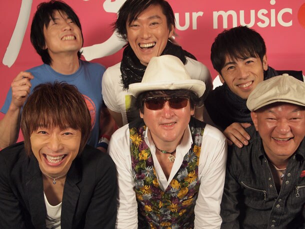 スタジオライブ収録時のJUN SKY WALKER(S)、木村充揮（写真前列右）、内田勘太郎（前列中央）。