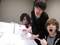 ノリノリでバスボム作りに励む石毛輝（Vo, G, Syn）、岡本伸明（Syn）、長島涼平（B）の3人。