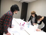 真剣な表情で作業する3人。