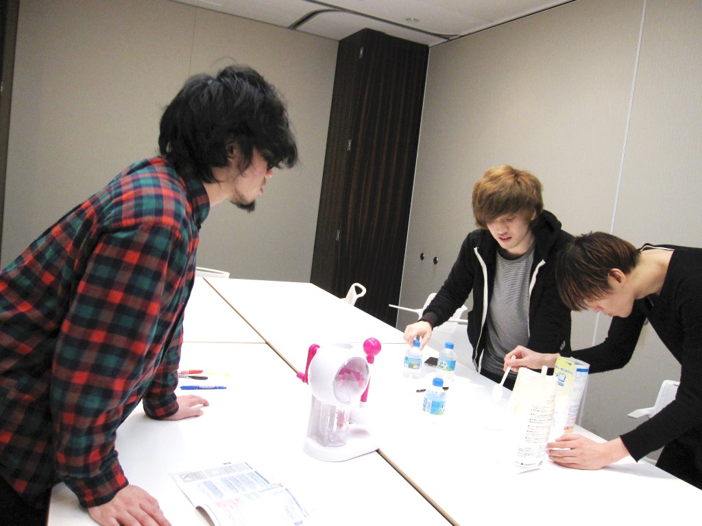 真剣な表情で作業する3人。