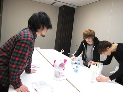 真剣な表情で作業する3人。