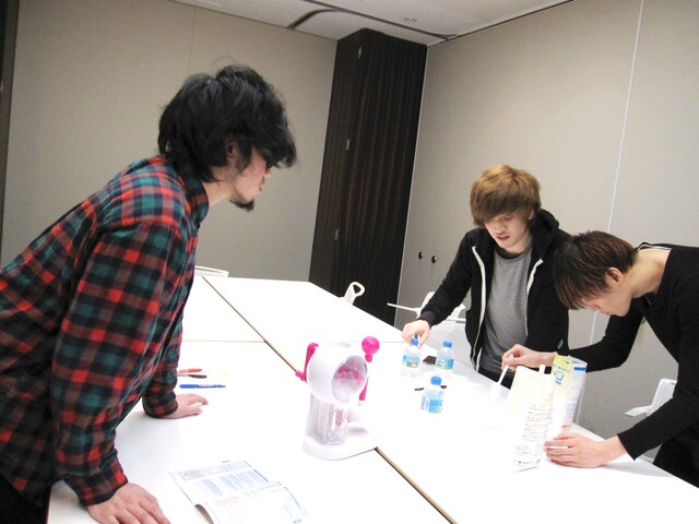 真剣な表情で作業する3人。