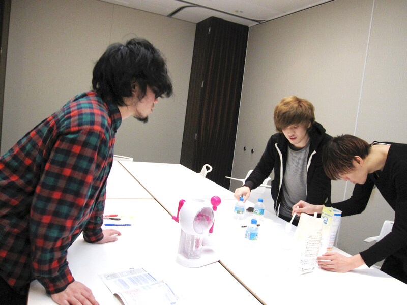 真剣な表情で作業する3人。