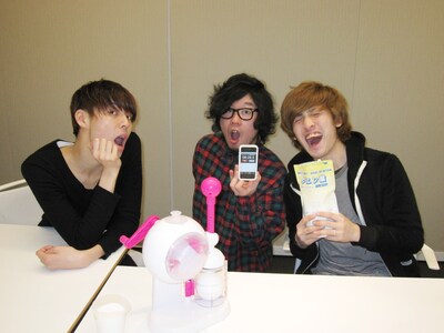 写真左から岡本伸明、石毛輝、長島涼平。