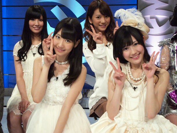 トーク収録時のフレンチ・キス、渡辺麻友（写真左より）。