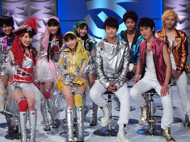 トーク収録時のももいろクローバーZ、D☆DATE（写真左より）。