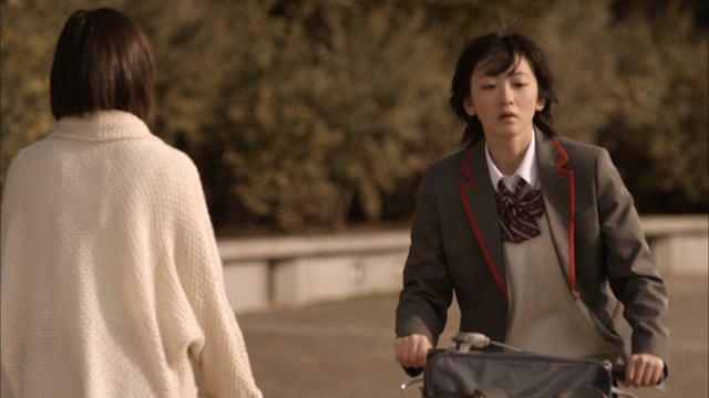 「会いたかったかもしれない」PVより、前田敦子（写真左）とすれ違う生駒里奈（右）。