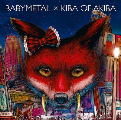 スプリットCD「BABYMETAL×キバオブアキバ」ジャケット（写真）には、BABYMETALのトレードマーク「キツネ」サインと、キバオブアキバを象徴とする「キバ」をモチーフにした「キバキツネ」が描かれている。