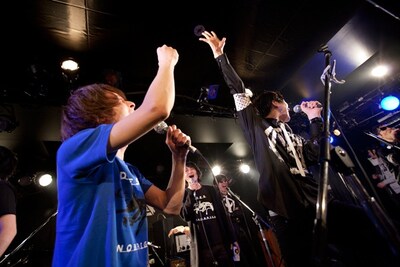 ジャンケンに負けて悔しがる赤塚ヤスシ（写真左）。(c)shimbo yuki