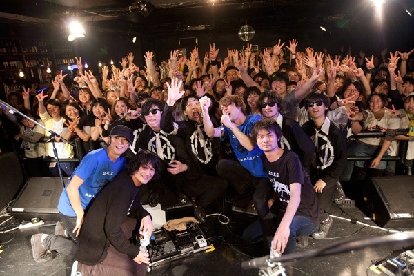 「ACMEが来たりて笛を吹く」新代田FEVER公演の様子。(c)shimbo yuki