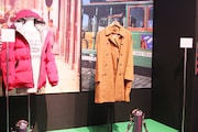 坂井が着用した衣装も展示。写真左は17thシングル「マイ フレンド」のPVで見られるブルゾン、右はサンフランシスコで行ったロケの際に着たコート。