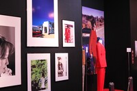 衣装展示の後ろには、坂井が実際にその衣装を着ている写真も。