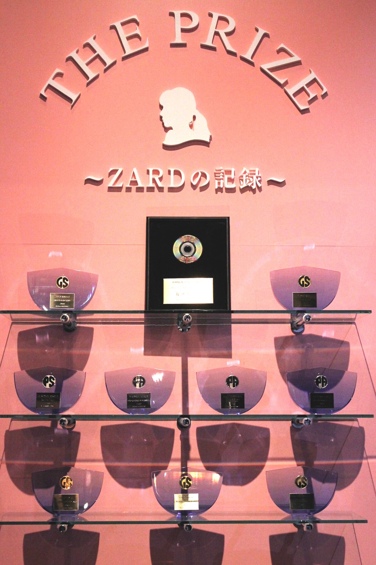 ★ZARD　坂井泉水　直筆「金色鏡」 Amazon.co.jp: ZARD 坂井泉水 直筆サイン入り写真 : おもちゃ