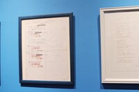 坂井の直筆歌詞。左の青い枠に入っているのは「負けないで」の歌詞だ。