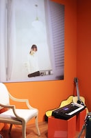 坂井がプライベートで使用していたギターとキーボード。