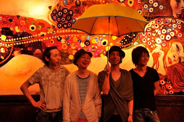 cune（写真右から2番目が小林亮三）