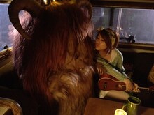 新曲「4751日 もういないキミへ」のPVより。IMALUと謎の怪獣ルル。