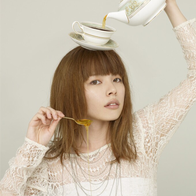 写真はミニアルバム「hachimitsu e.p.」ジャケット。