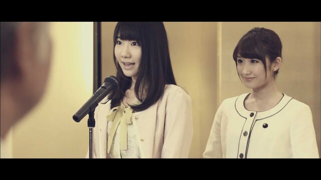 政治家・小原春香（写真右）のパーティで挨拶する柏木由紀（写真左）。