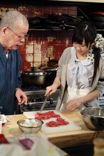 危なっかしい手つきで包丁を持つ渡辺麻友（写真右）。