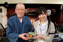 完成した肉じゃがを手にする渡辺麻友（写真右）と結城貢（左）。