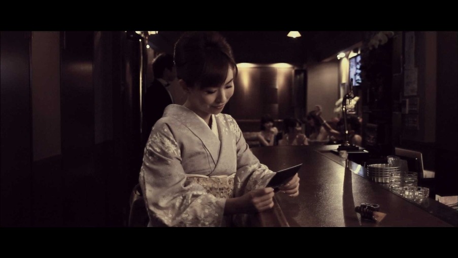 夜の世界で大活躍する大堀恵は妖艶な和服姿で登場。