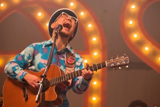 朗々とした歌声とフレンドリーなMCで満員の観客を楽しませたハナレグミ。（撮影：仁礼博）