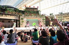 ももいろクローバーZのスパリゾートハワイアンズでのライブの模様。