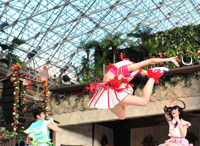 熱気に満ちたスパリゾートハワイアンズのステージで見事なえびぞりジャンプを決めた百田夏菜子。