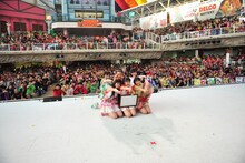 ももいろクローバーZとスパリゾートハワイアンズの鷺隆一支配人。