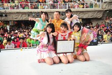 ももいろクローバーZとスパリゾートハワイアンズの鷺隆一支配人。