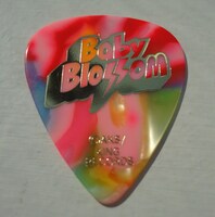 高橋みなみモデルのギターピックは、ピンクを基調としたマーブル柄のデザイン。裏面には高橋のサインが記されている。