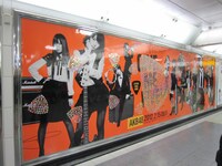 ギターピックが貼られた「GIVE ME FIVE!」大型ポスター。