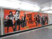 ギターピックの配布が終了した「GIVE ME FIVE!」大型ポスター。