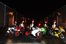 バイクにまたがる仮面ライダーGIRLS。(C)石森プロ・テレビ朝日・ADK・東映