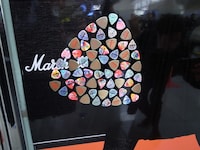 大型ポスターに貼られたギターピック。