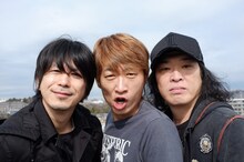 電大の3人。写真左からEBI、川西幸一、手島いさむ。ちなみにバンド名は3人が広島電機大学（現在は広島国際学院大学に名称を変更）出身であることからつけられた。