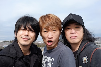 電大の3人。写真左からEBI、川西幸一、手島いさむ。ちなみにバンド名は3人が広島電機大学（現在は広島国際学院大学に名称を変更）出身であることからつけられた。