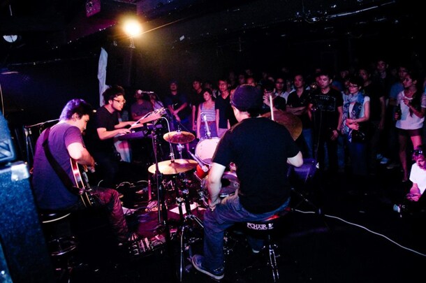 2011年9月に香港Hidden Agendaにて行われたkowloonのライブ。（photo by Nishimiya Ryuhei）