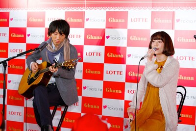 CMソング「トモダチ / コイビト」をパフォーマンスするmoumoon。