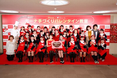 長澤まさみ（写真前列左から5番目）、武井咲（同じく6番目）を中心とした記念写真。