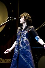 松嶋菜々子から贈られたサイン入りエプロンを身に付けた斉藤和義。